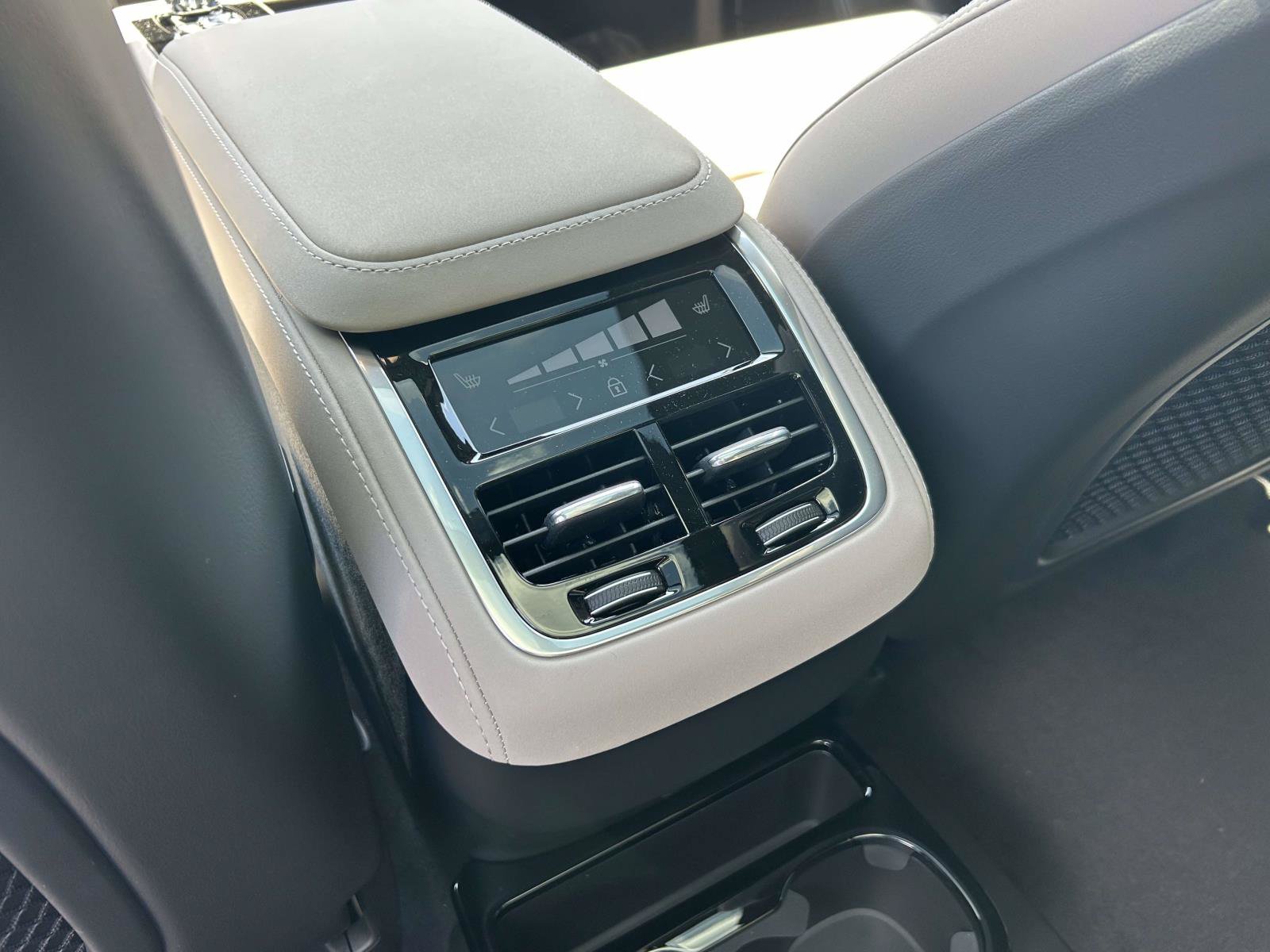 New 2026 Volvo XC90 B6 Plus w/ Protection Package Premier AWD/4WD image 17