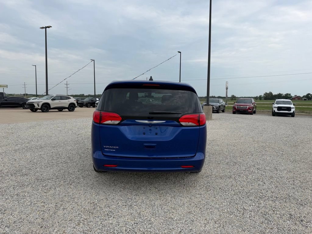 Used 2021 Chrysler Voyager LX FWD image 4