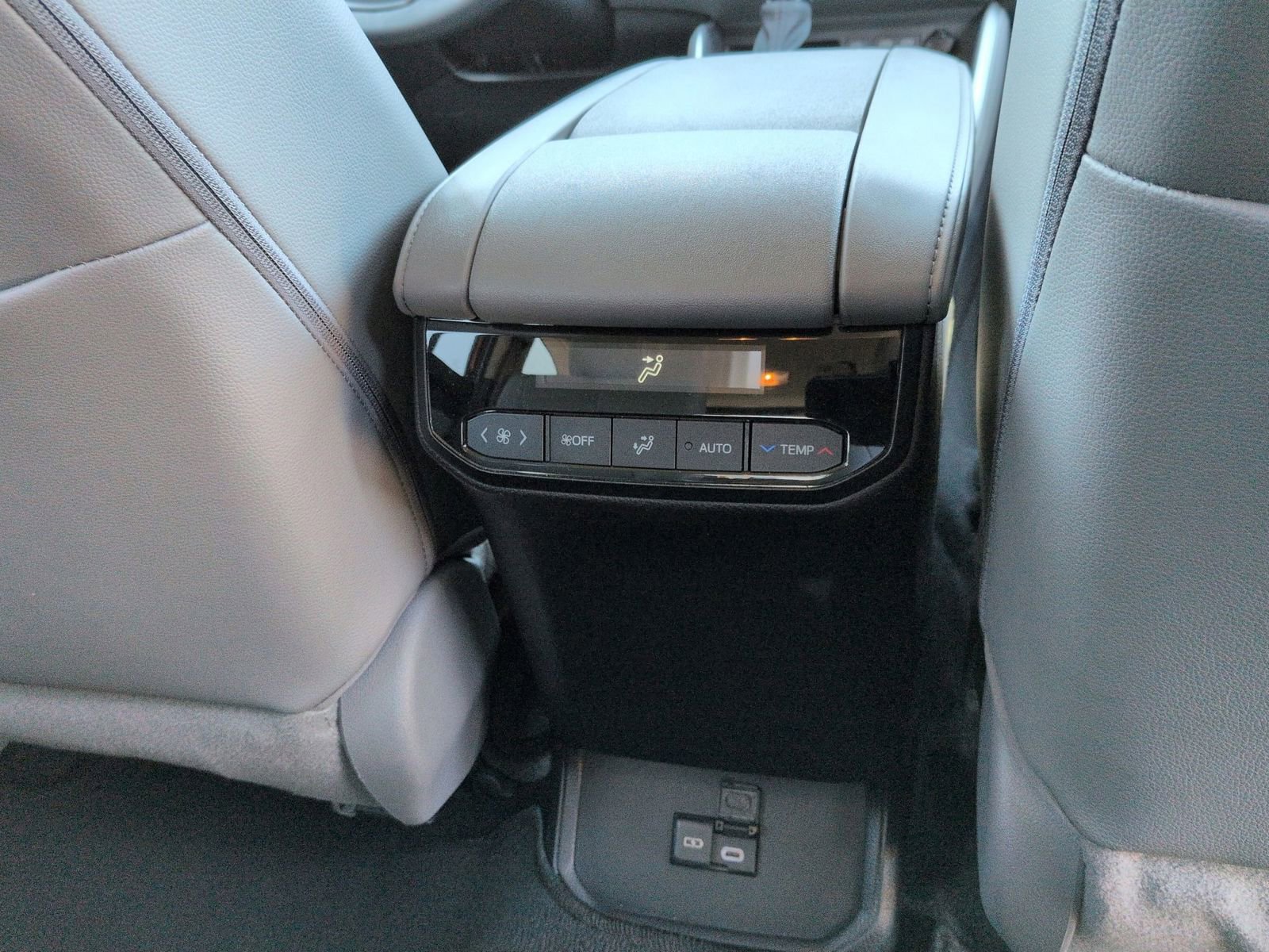 Used 2023 Toyota Highlander XLE image 30