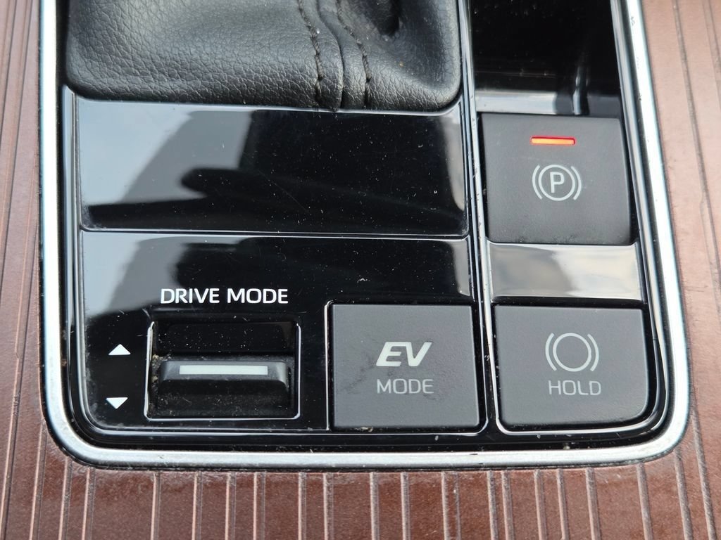 Used 2024 Toyota Sienna XLE FWD image 16
