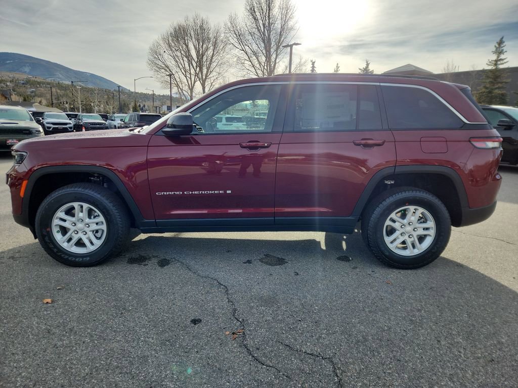 New 2025 Jeep Grand Cherokee Laredo image 2