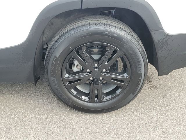 Used 2024 GMC Terrain SLE image 32