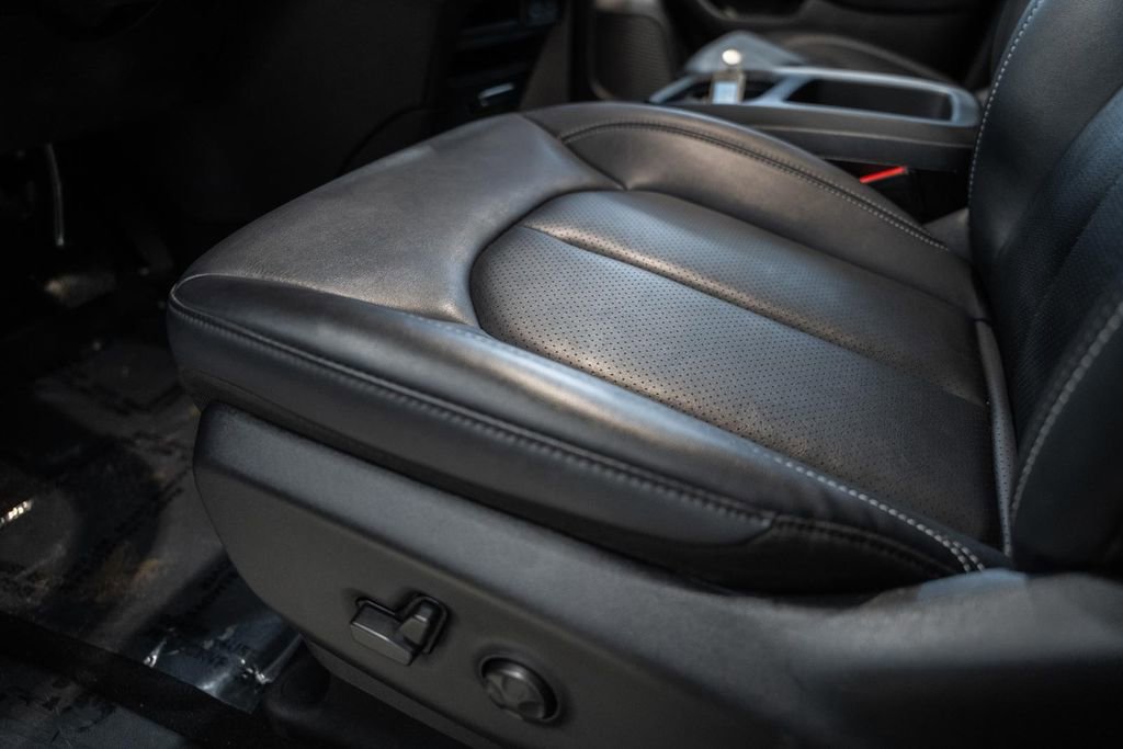 Used 2025 Chrysler Pacifica Select image 37