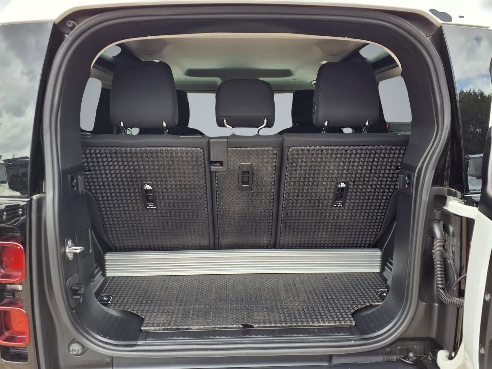 Used 2022 Land Rover Defender 90 image 12