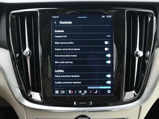 Used 2024 Volvo V60 B5 Cross Country Plus image 16