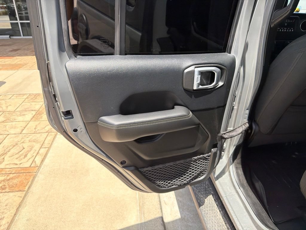 Used 2018 Jeep Wrangler Unlimited Sahara AWD/4WD image 38