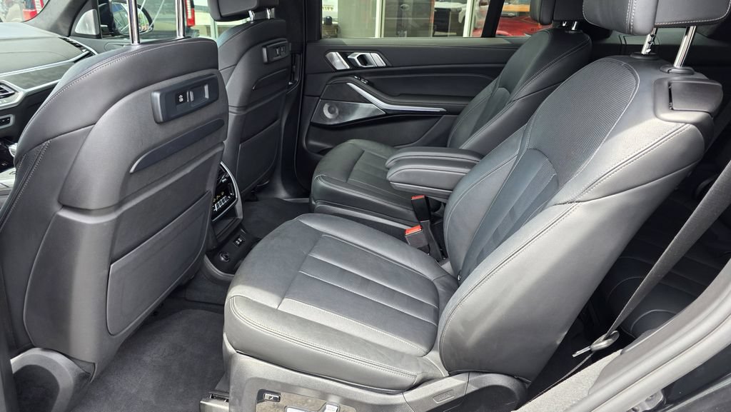 Used 2021 BMW X7 M50i w/ Dynamic Handling Package AWD/4WD image 18
