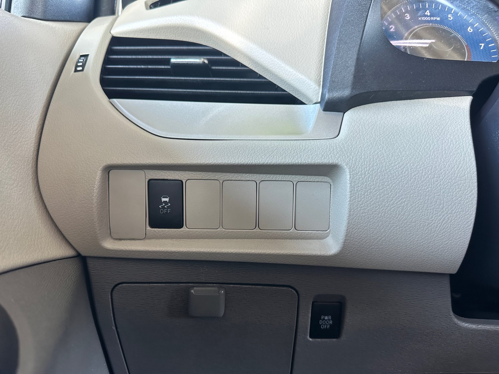Used 2020 Toyota Sienna LE w/ Carpet Mat Package FWD image 17