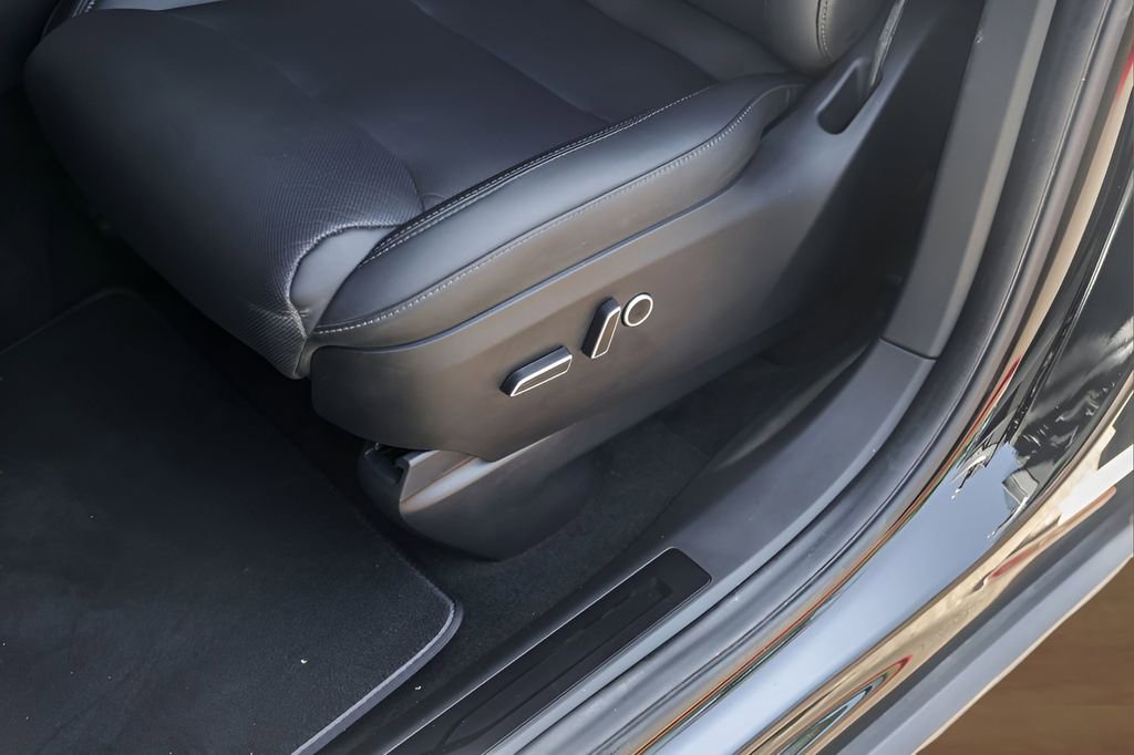 Used 2023 Tesla Model X image 8