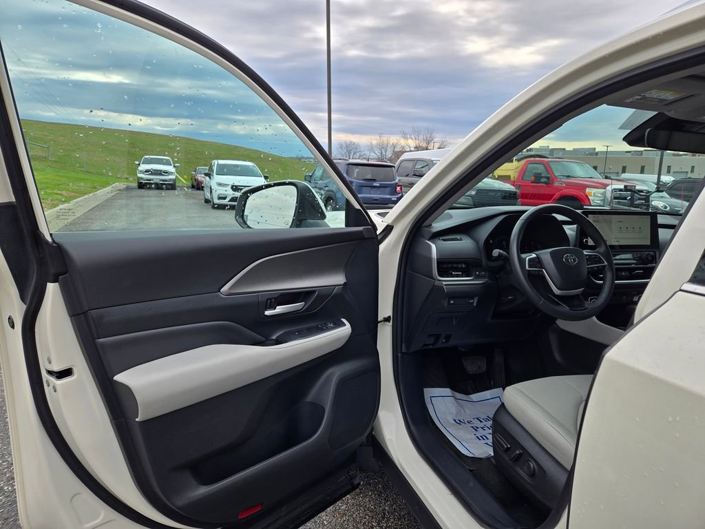 Used 2024 Toyota Grand Highlander XLE image 14