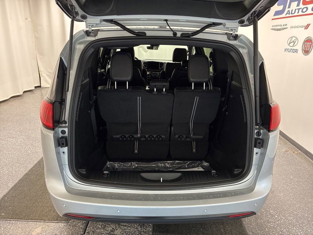 New 2026 Chrysler Voyager LX image 7