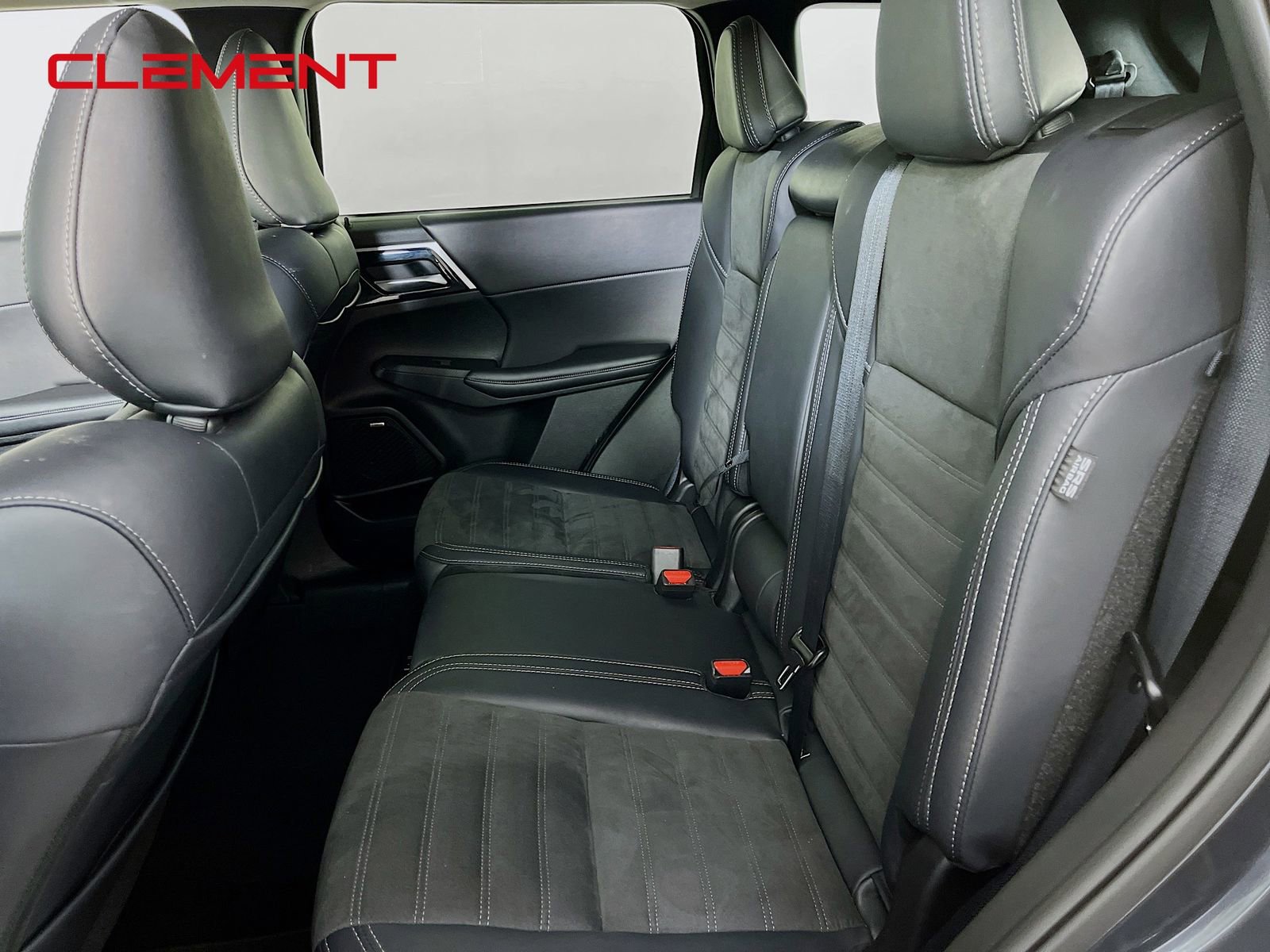 Used 2025 Mitsubishi Outlander SE FWD image 31
