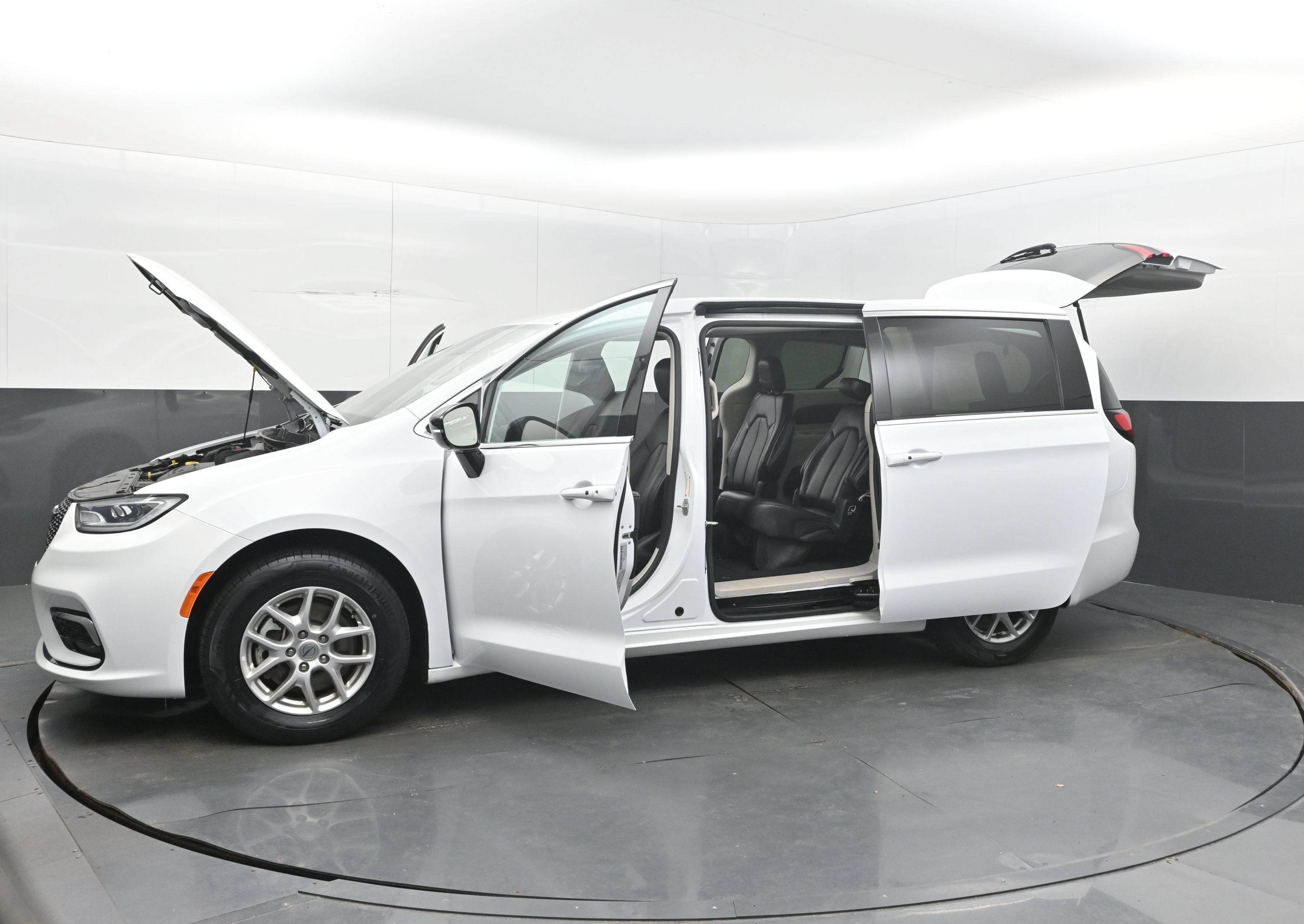 Used 2024 Chrysler Pacifica Touring-L FWD image 37