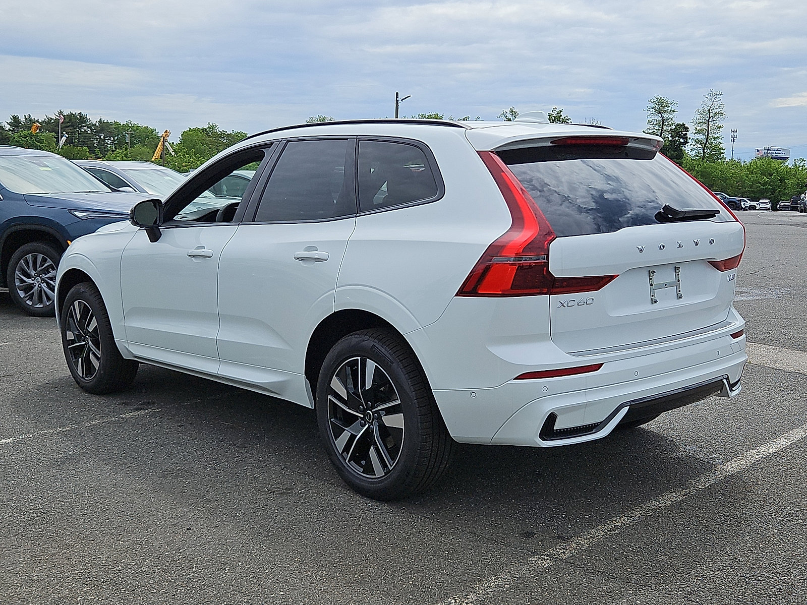 New 2026 Volvo XC60 B5 Plus w/ Protection Package Premier AWD/4WD image 4