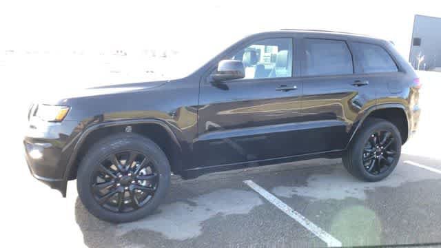 Used 2019 Jeep Grand Cherokee Altitude AWD/4WD image 4