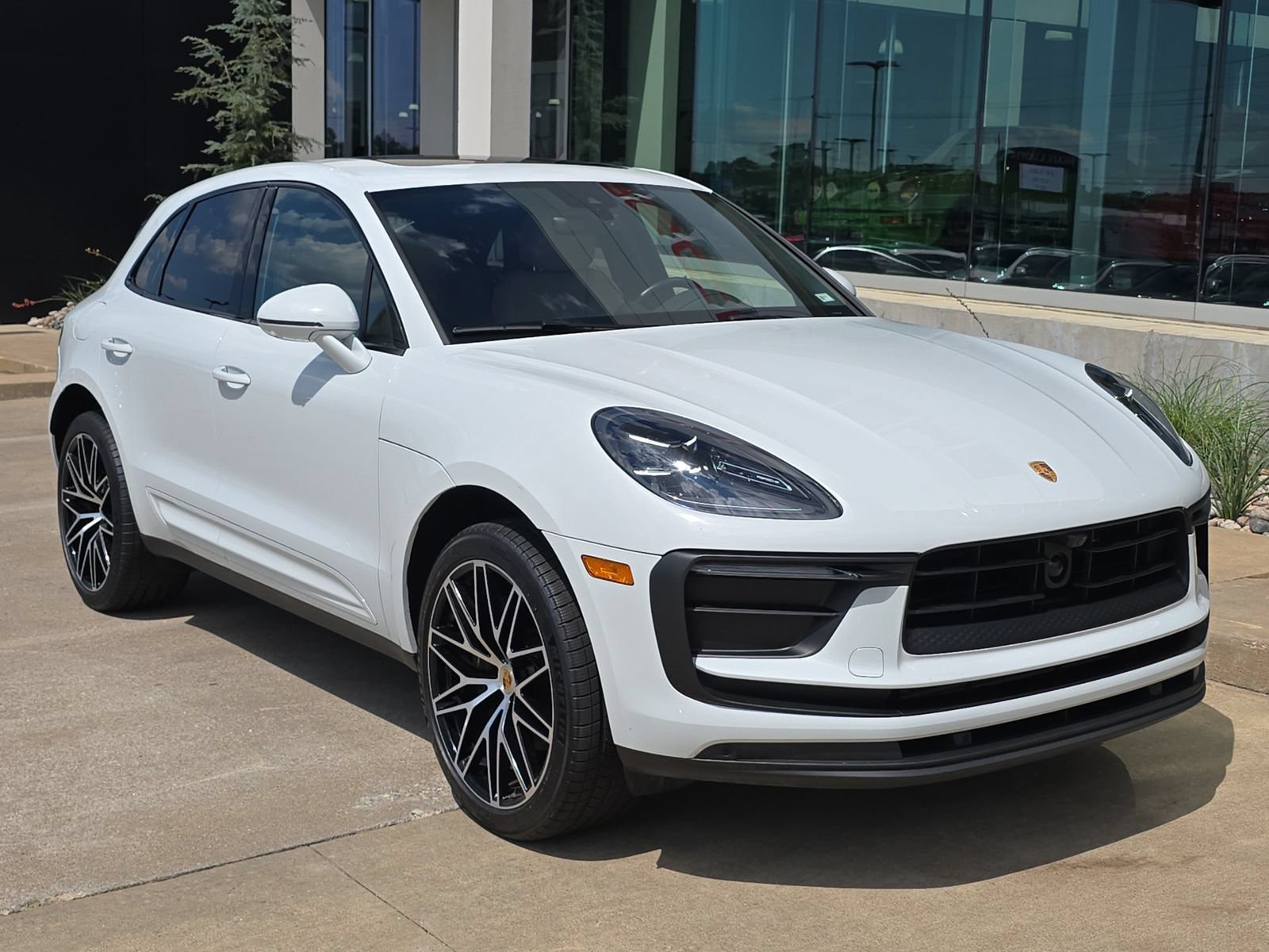 Certified 2022 Porsche Macan AWD/4WD image 9