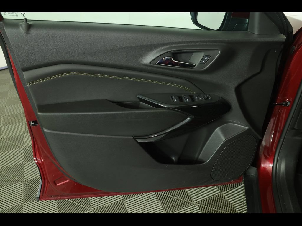 Used 2025 Chevrolet Trax LT w/ LT Convenience Package FWD image 20
