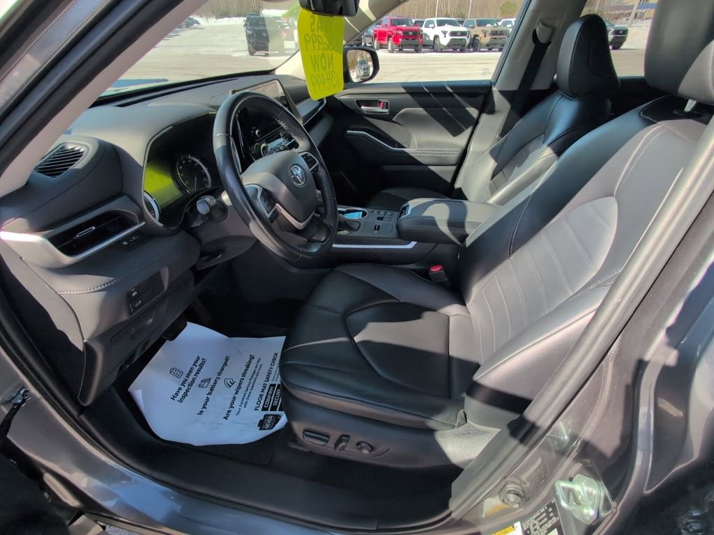 Used 2023 Toyota Highlander XLE image 19