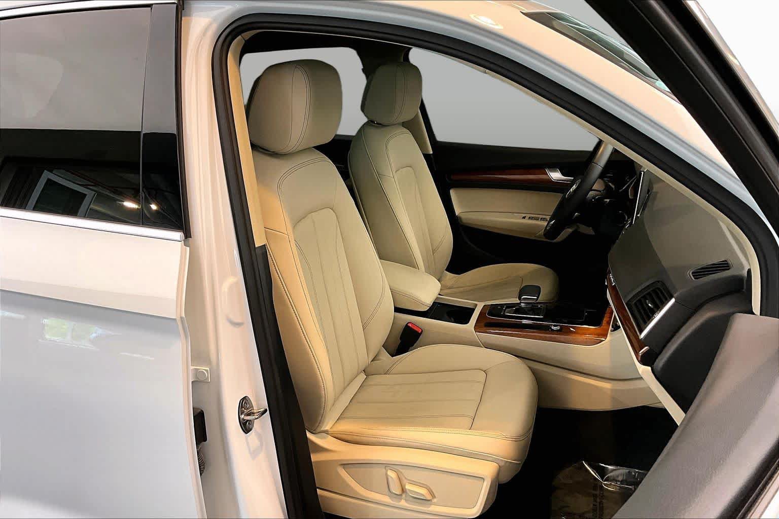 Used 2023 Audi Q5 2.0T Premium w/ Convenience Package AWD/4WD image 9