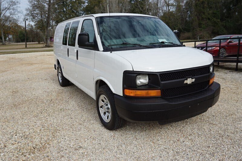 Used 2010 Chevrolet Express 1500 RWD image 2