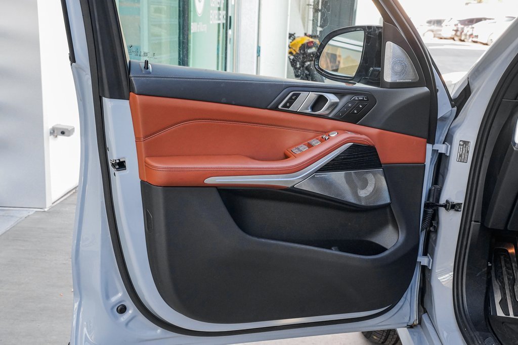 Used 2025 BMW X7 M60i image 9