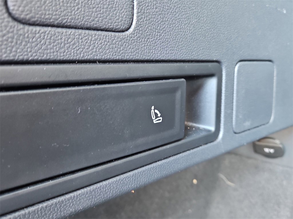 Used 2018 Volkswagen Tiguan SE w/ Panoramic Sunroof Package image 32