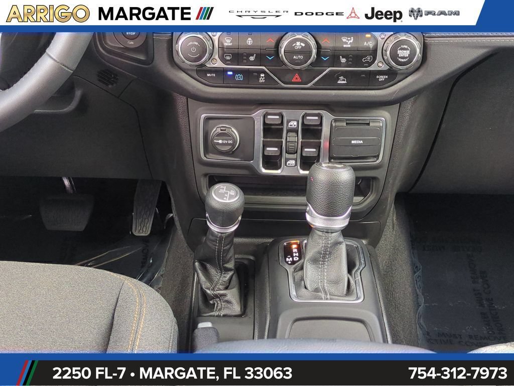 Used 2025 Jeep Wrangler Unlimited Sahara AWD/4WD image 19