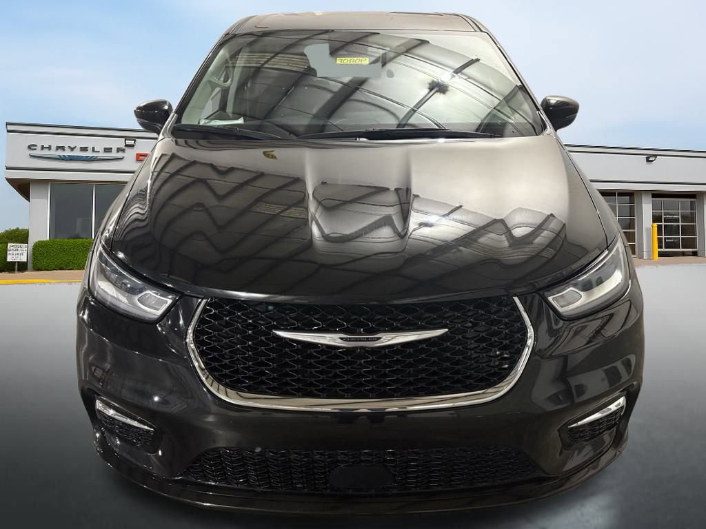 Used 2023 Chrysler Pacifica Touring-L image 8
