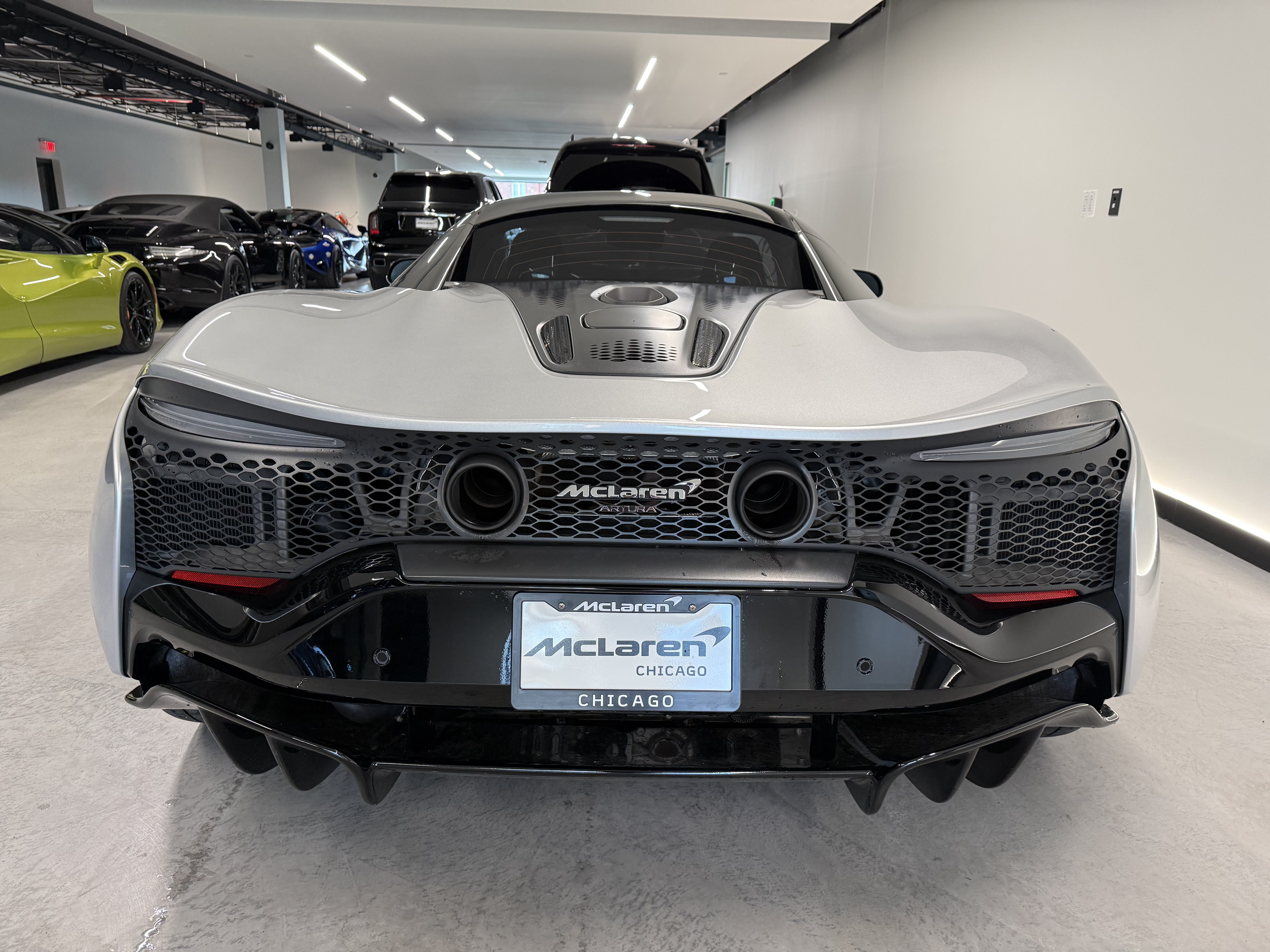 Used 2023 McLaren Artura RWD image 3