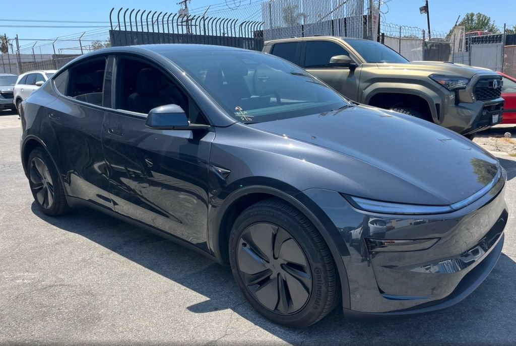 Used 2026 Tesla Model Y Long Range AWD/4WD image 3