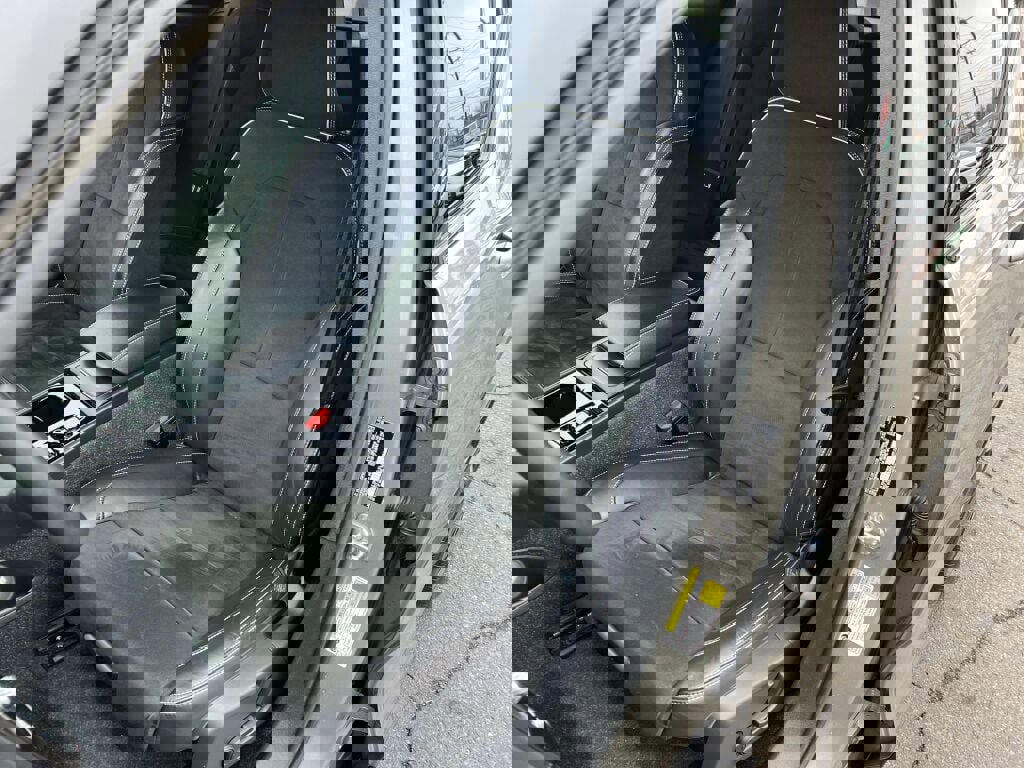 Used 2022 Volvo XC40 T5 R-Design w/ Advanced Package image 10