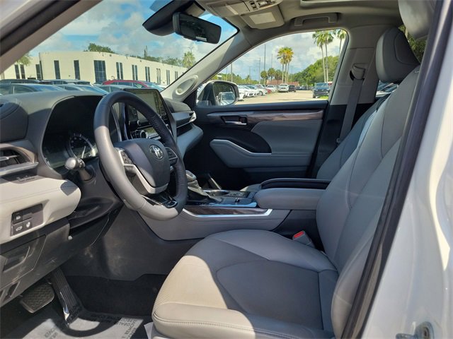 Used 2022 Toyota Highlander Limited image 11