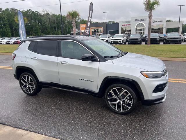 Certified 2025 Jeep Compass Limited w/ Elite Group AWD/4WD image 3