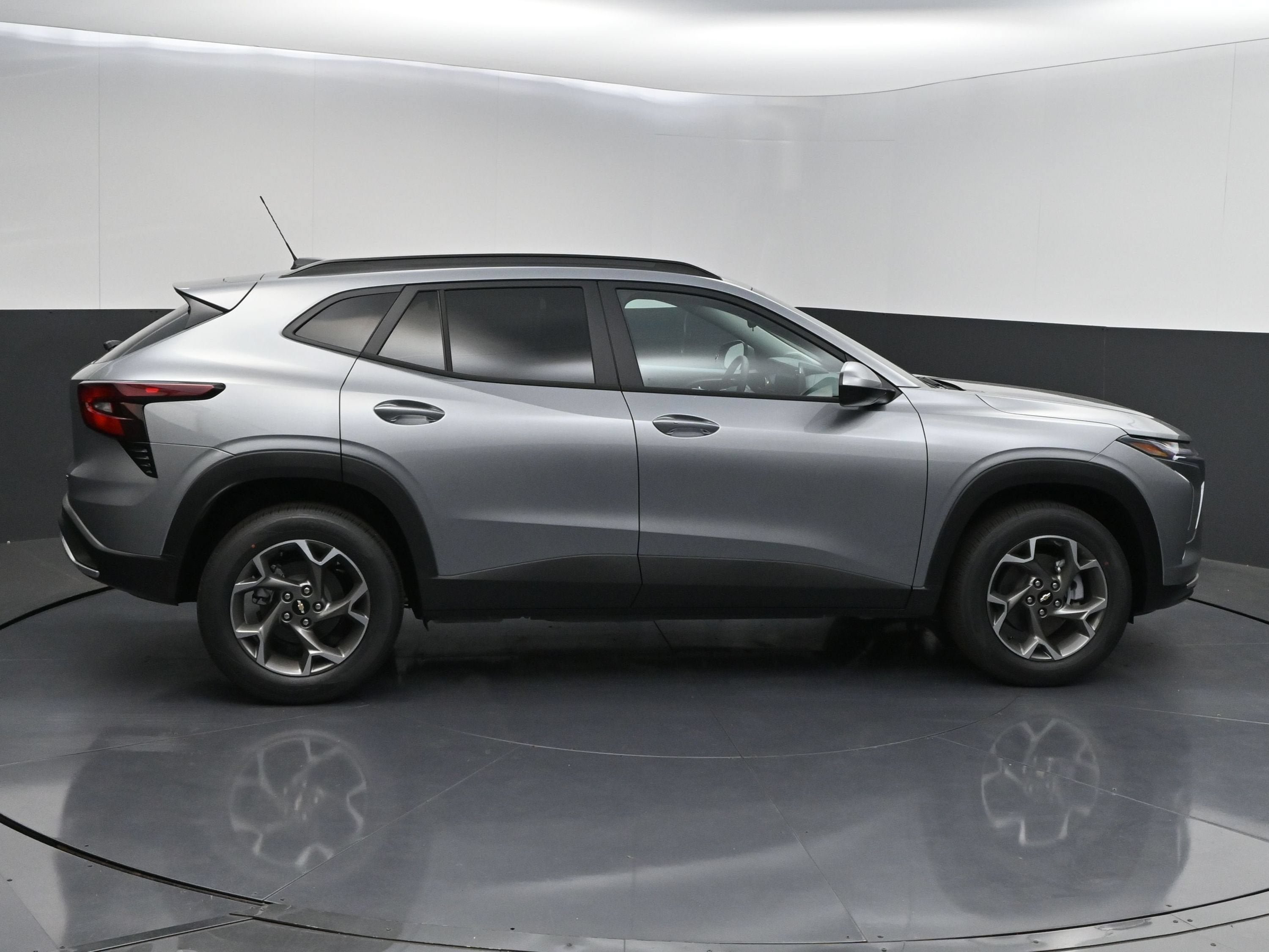 New 2026 Chevrolet Trax LT w/ Driver Confidence Package FWD image 8