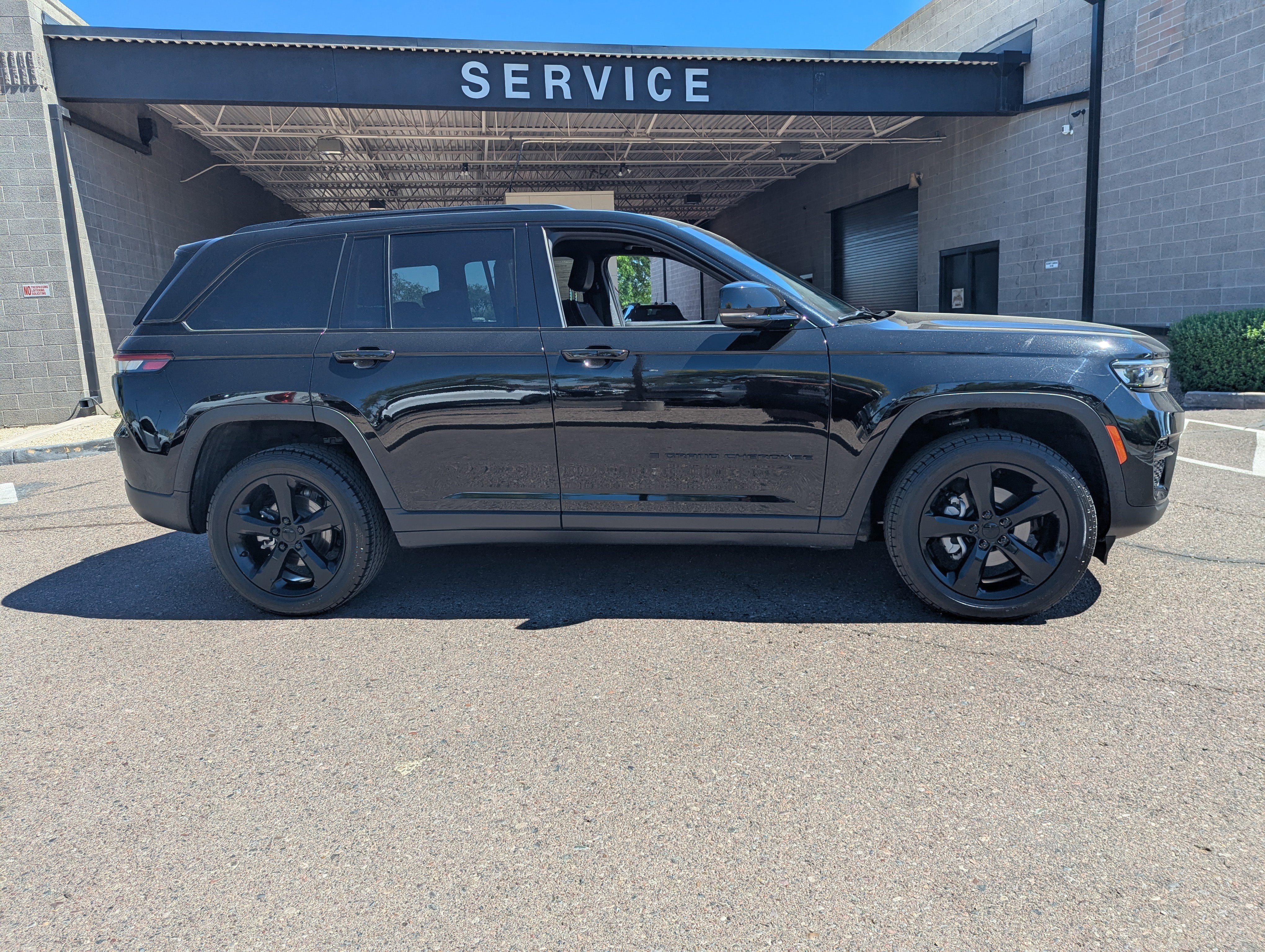 Used 2023 Jeep Grand Cherokee Altitude image 2