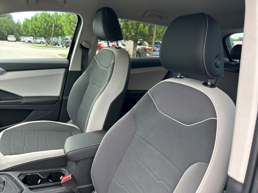 Certified 2025 Volkswagen Taos SE image 15