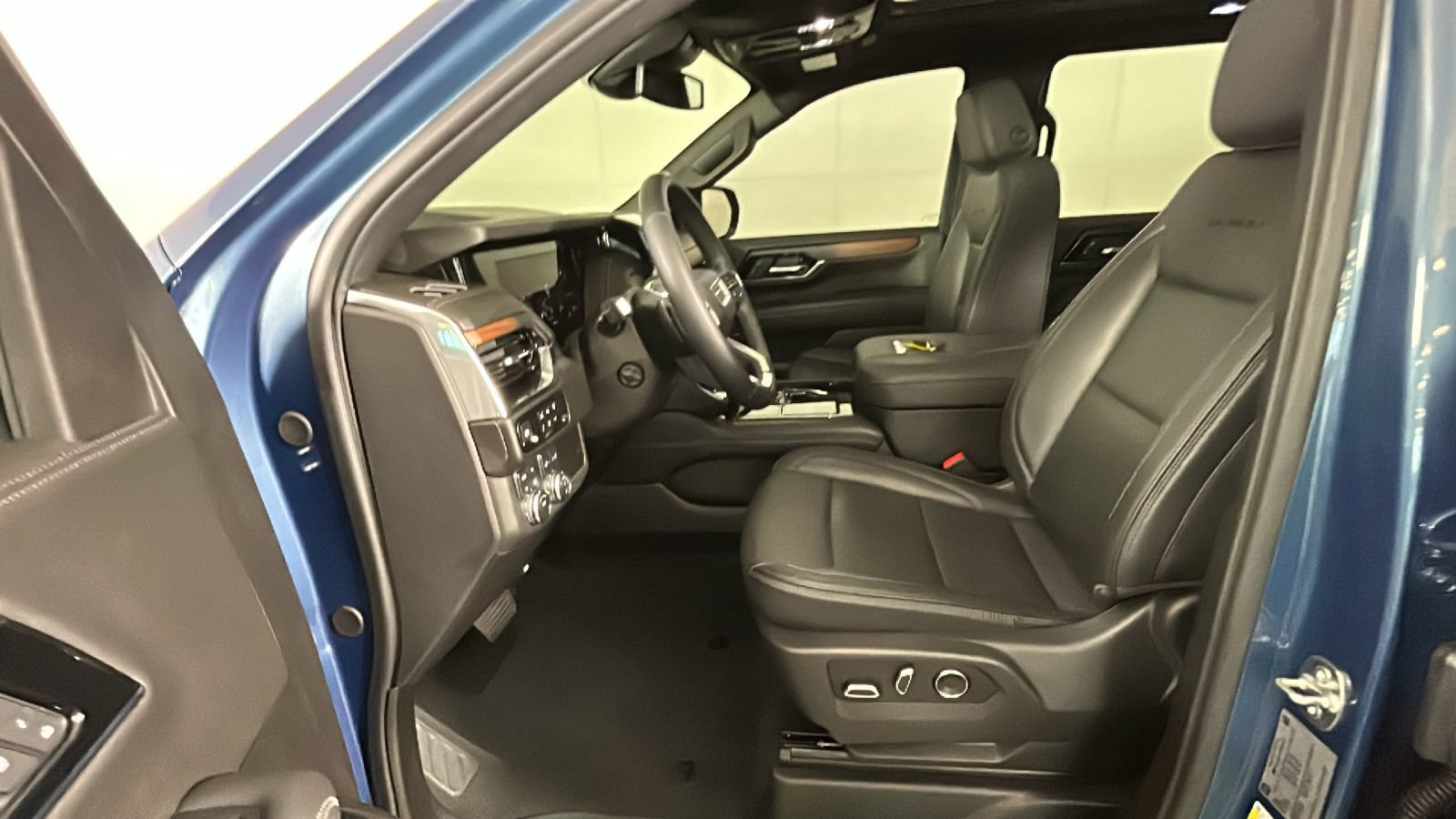 Used 2025 GMC Yukon Denali w/ Sun & Power Step Package AWD/4WD image 14