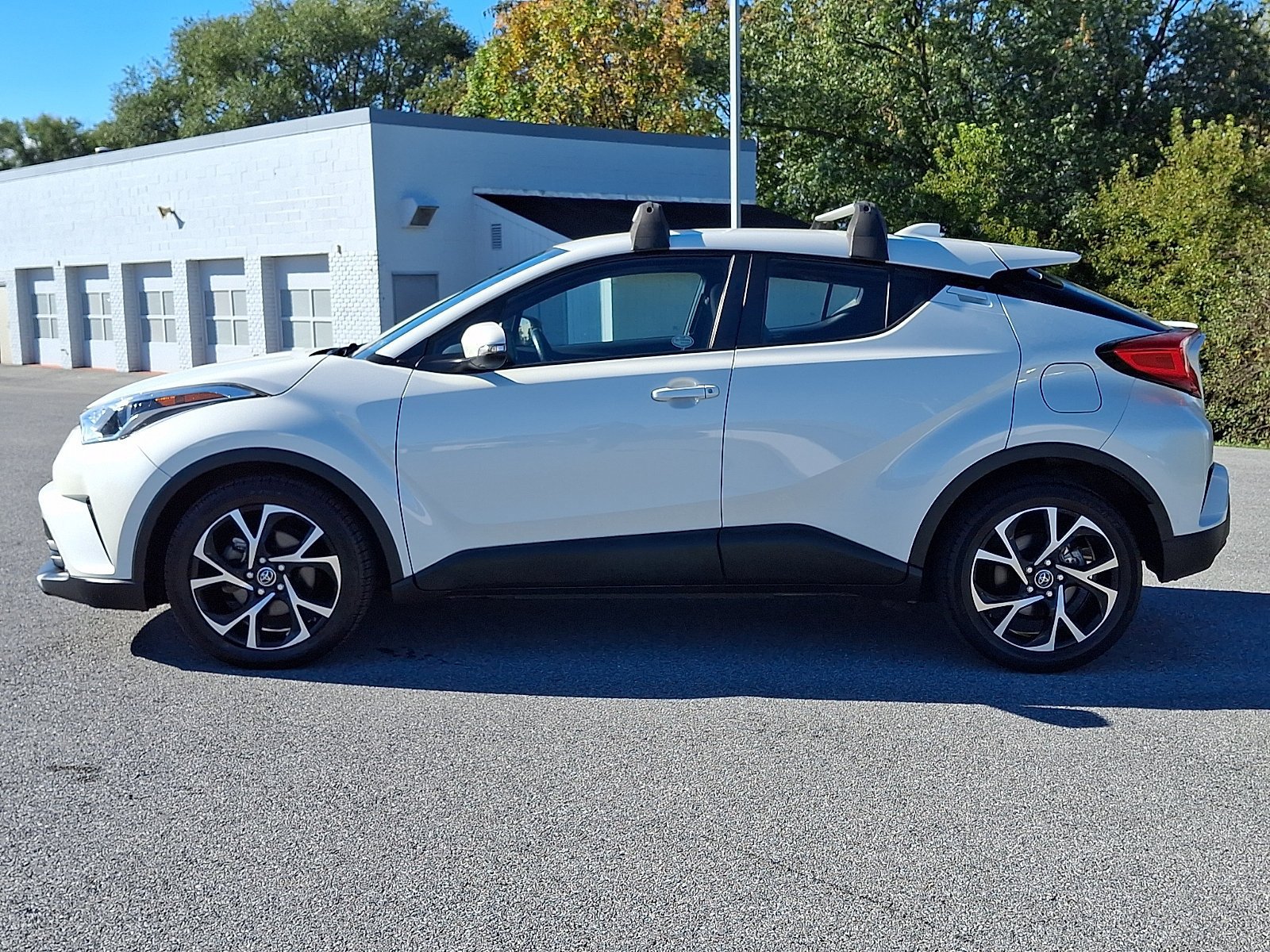 Used 2019 Toyota C-HR XLE FWD image 4