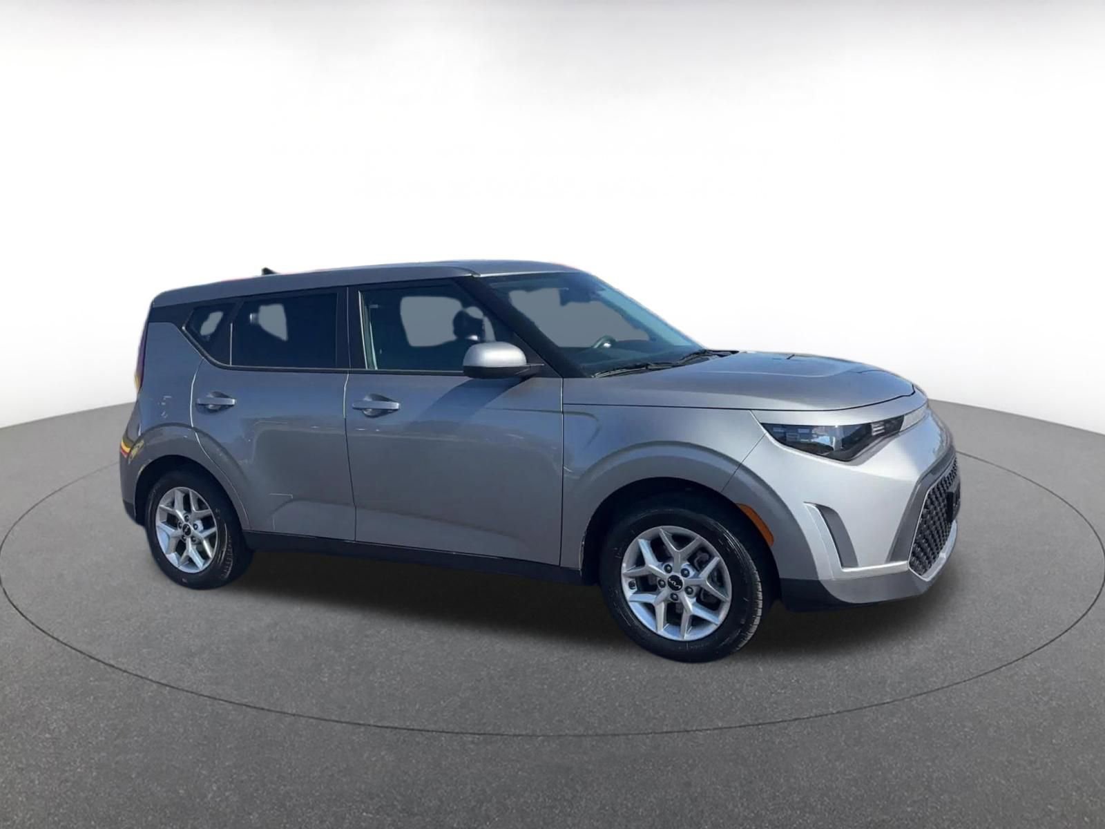 Used 2025 Kia Soul LX w/ LX Technology Package image 2