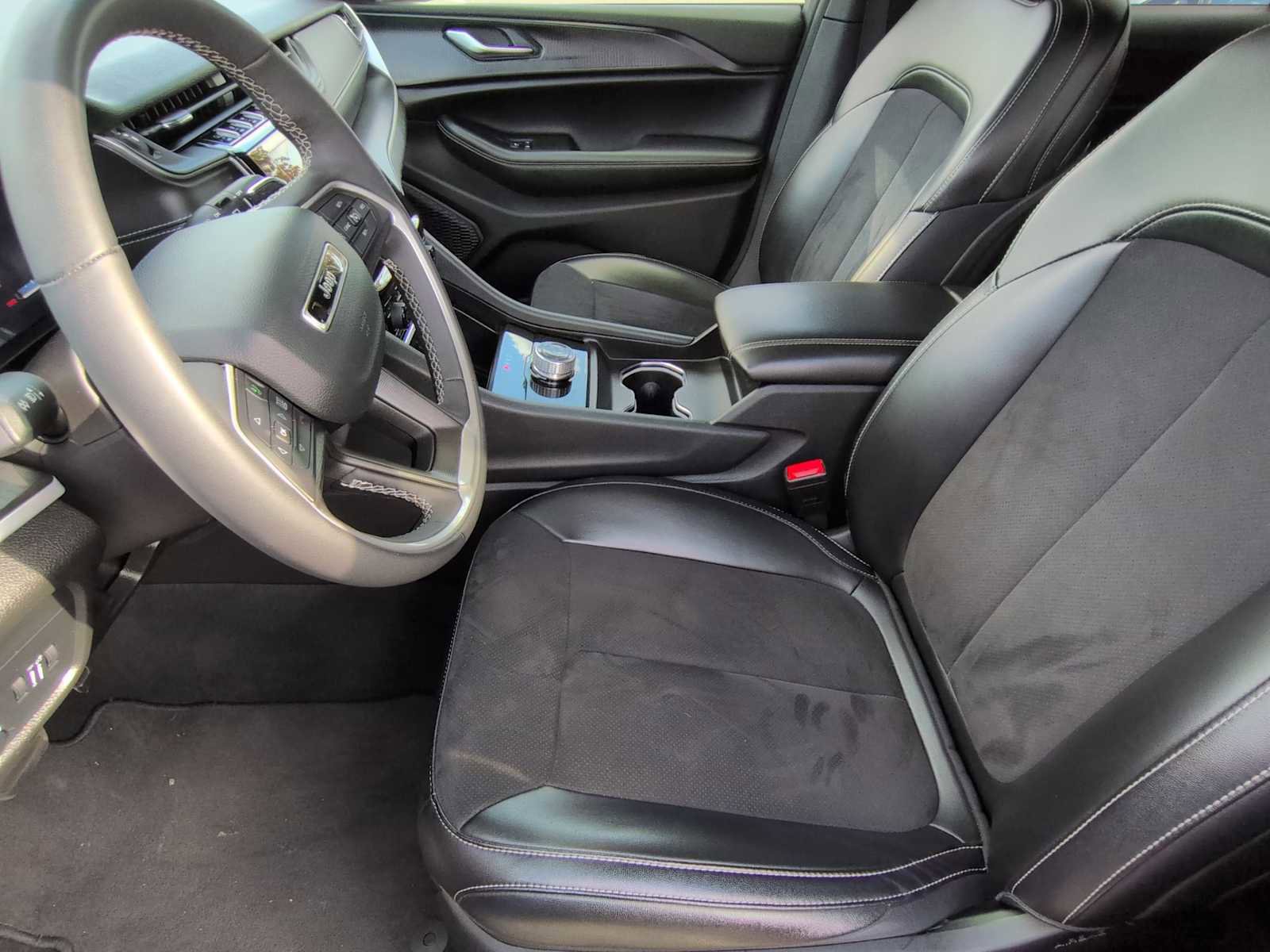 Used 2023 Jeep Grand Cherokee L Laredo image 10