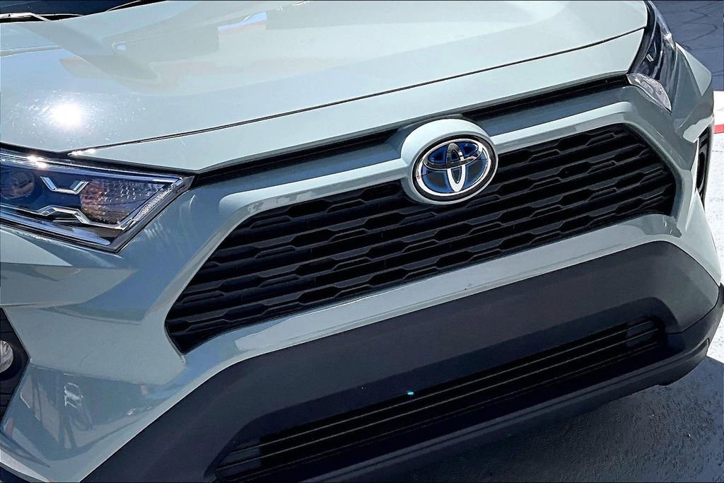 Used 2021 Toyota RAV4 XLE AWD/4WD image 31