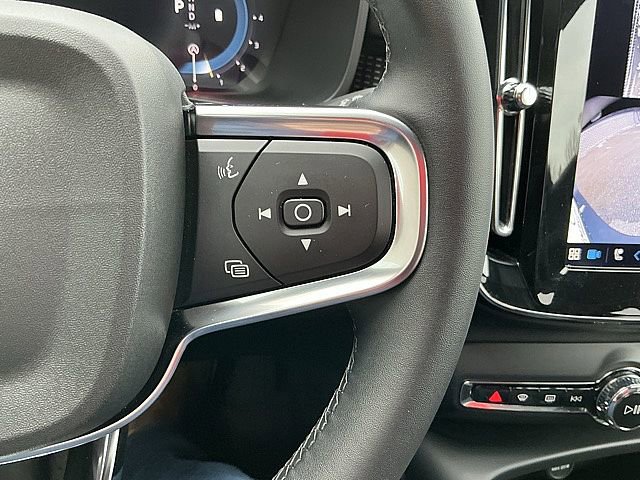Certified 2025 Volvo XC40 B5 Plus image 30