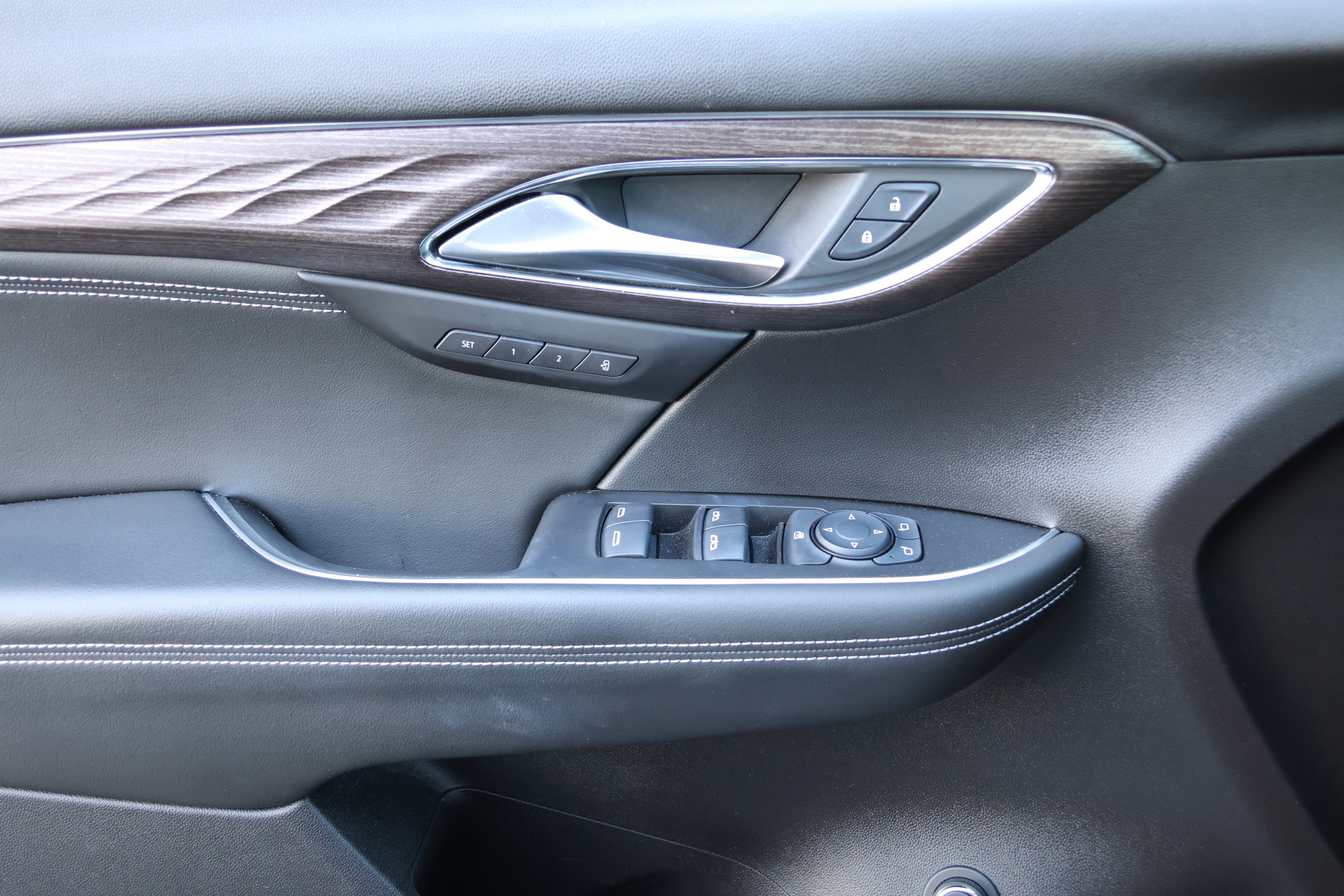 Used 2022 Buick Envision Avenir w/ Technology Package II FWD image 11