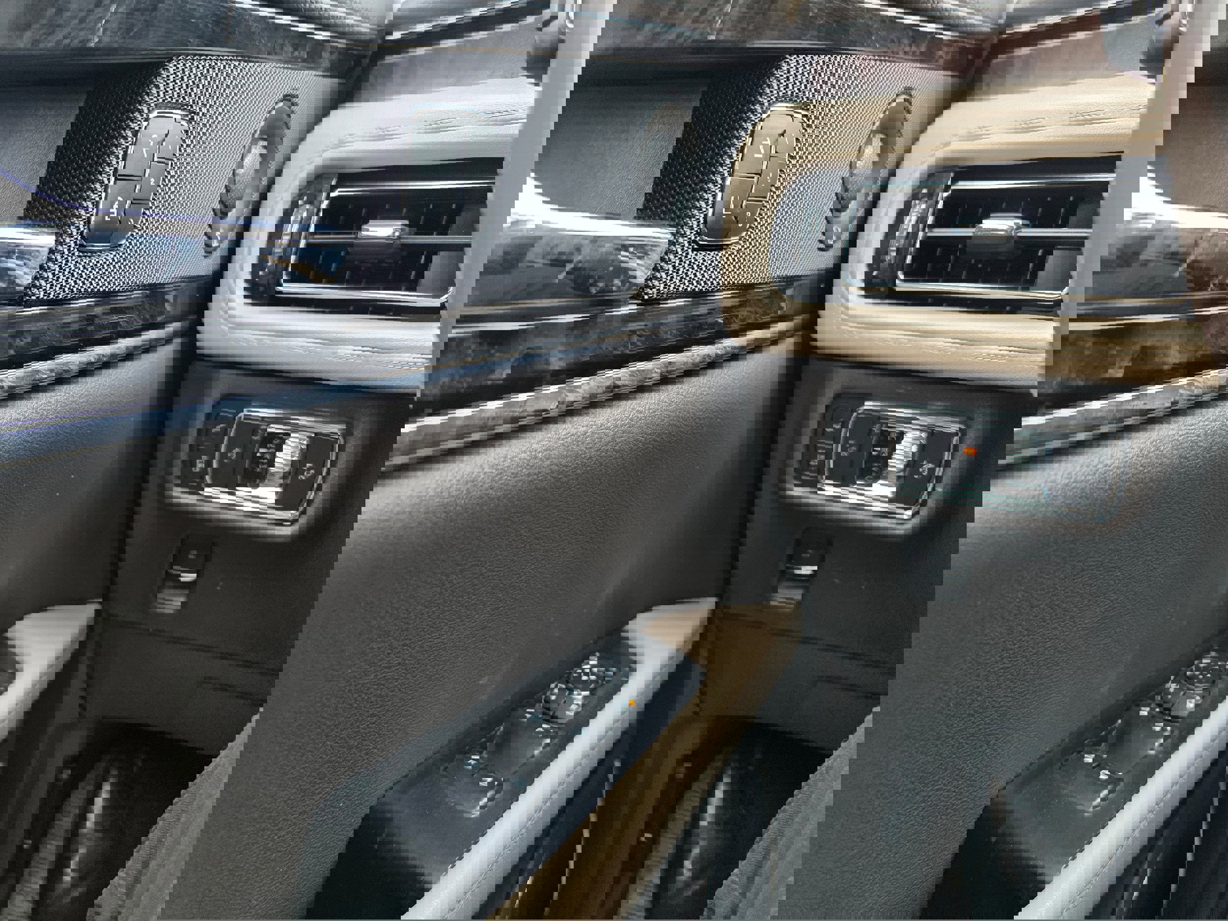 Used 2022 Lincoln Nautilus Reserve w/ Equipment Group 201A image 17