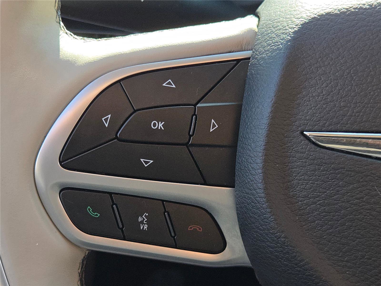 Certified 2018 Chrysler Pacifica Limited image 33