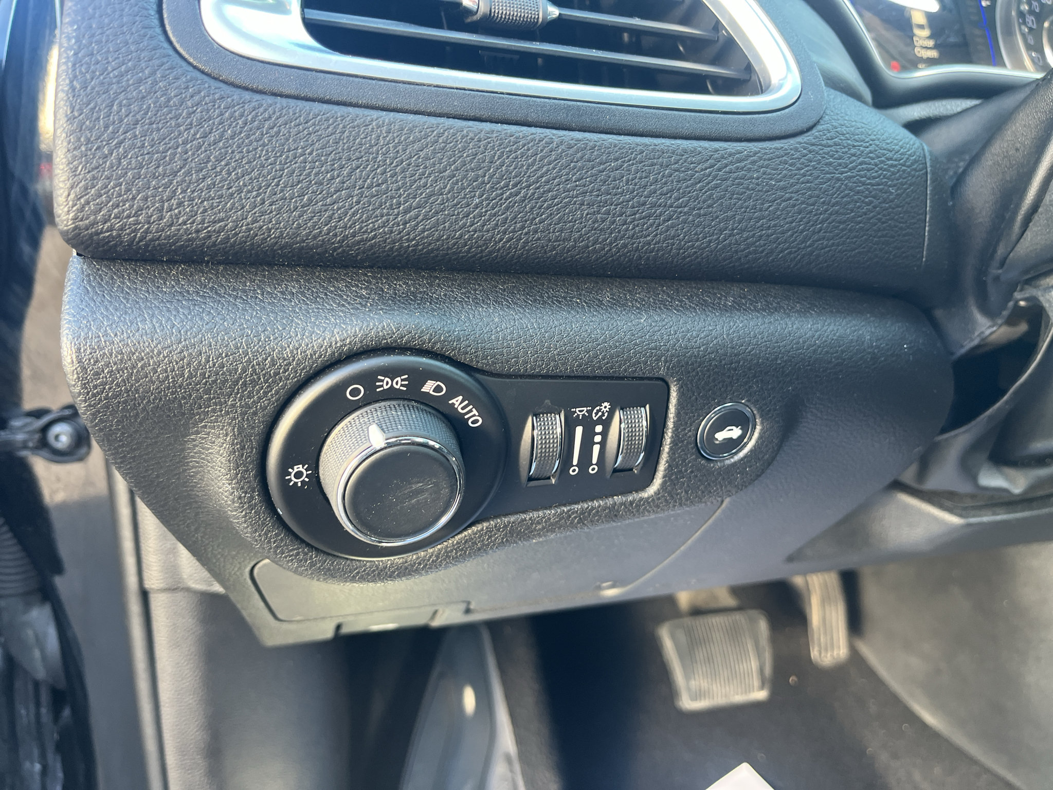 Used 2016 Chrysler 200 Limited w/ Convenience Group FWD image 20