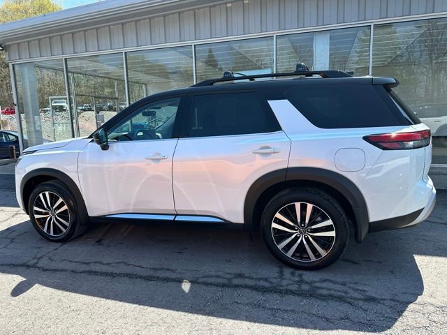 Used 2025 Nissan Pathfinder Platinum AWD/4WD image 2