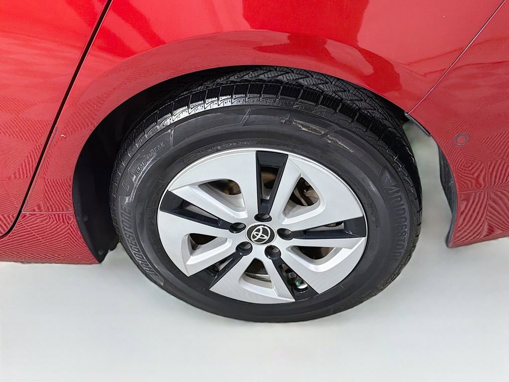 Used 2018 Toyota Prius Three w/ Advanced Technology Package image 32