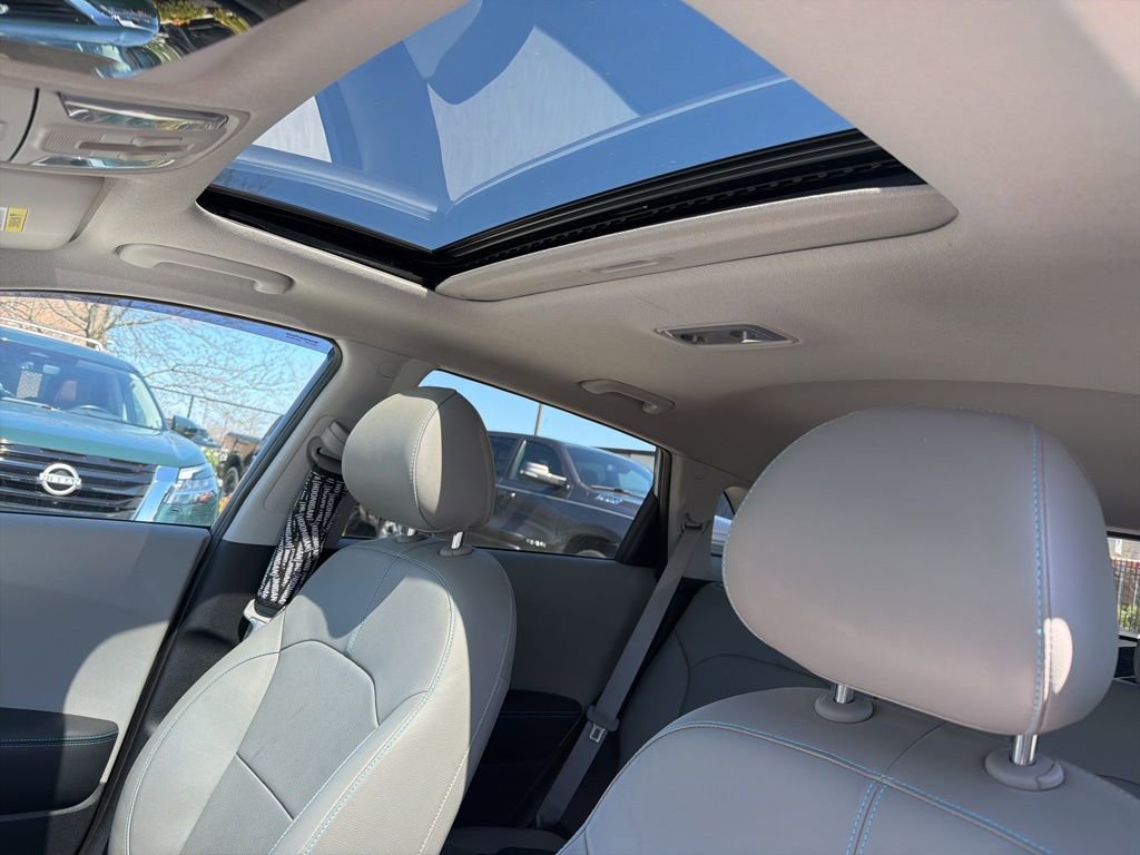 Used 2020 Kia Niro Touring image 3