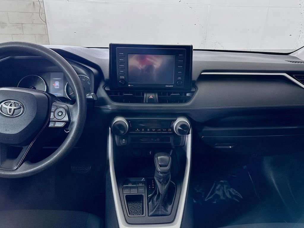 Used 2021 Toyota RAV4 LE image 17